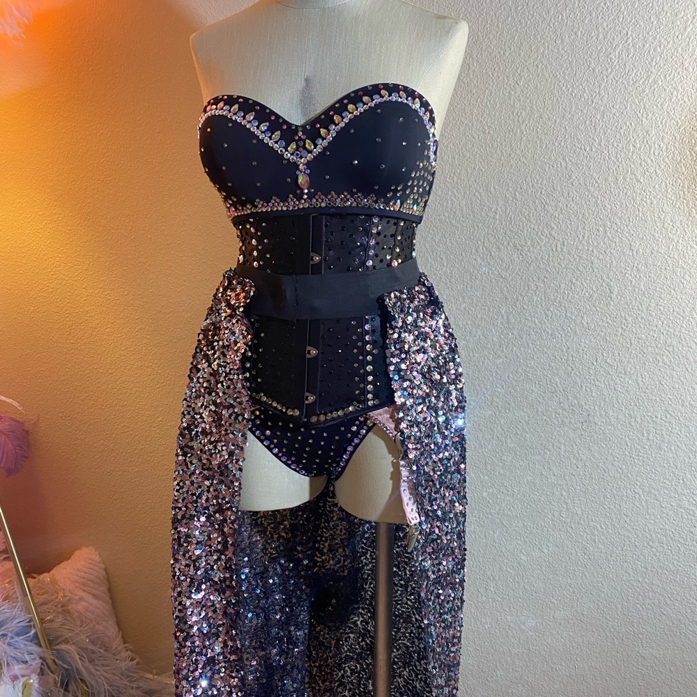 Sample: Custom Burlesque Costumes and Lingerie